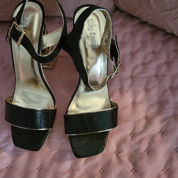 Shoes - Picture 2 of 4